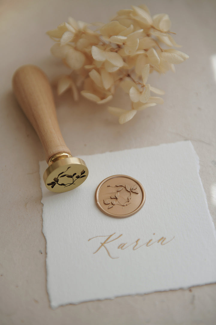 pelargon design-flower_wreath_gold-wax-seal-on_white_cotton_paper_place_card