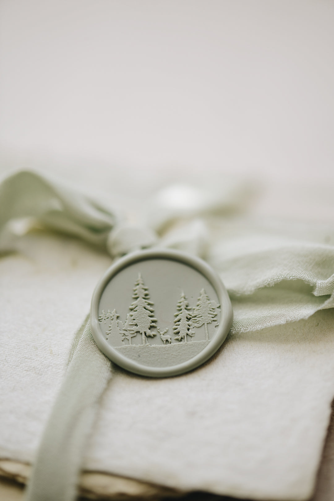 pelargondesign-forest-laurelgreen-wax-seal-stamp-dustygreen-silk-ribbon-giftwrapping