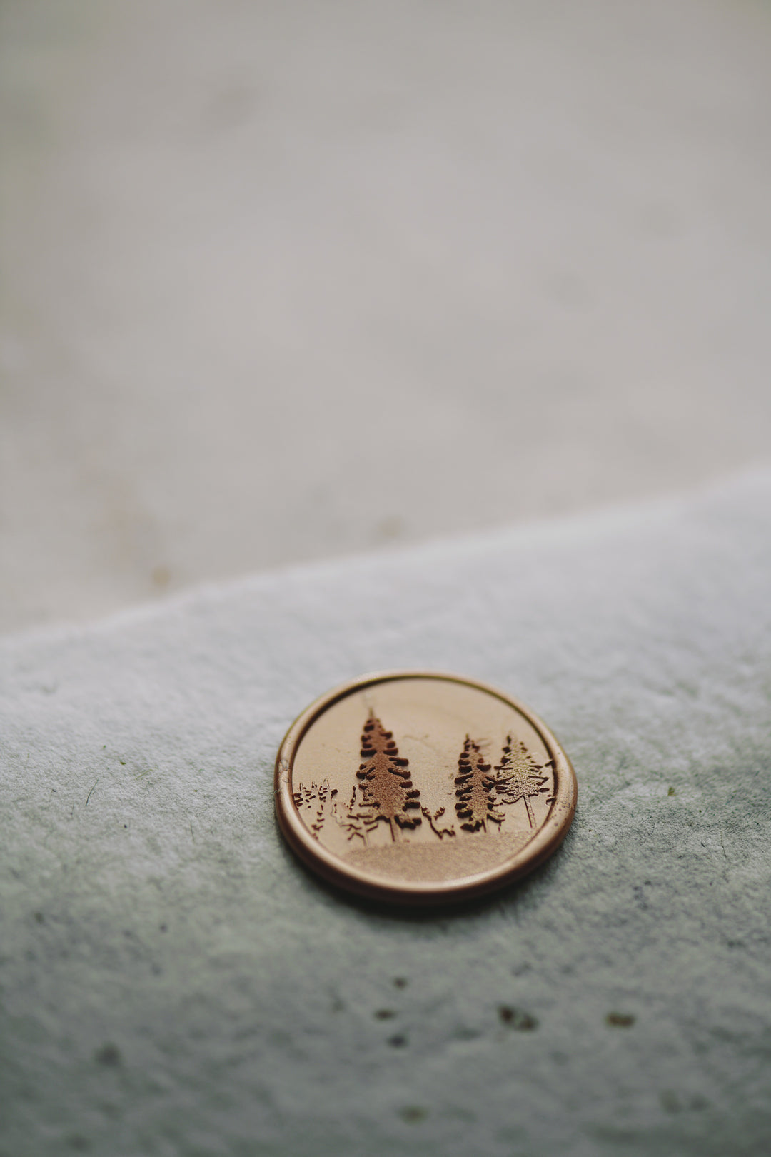 pelargondesign-gold forest-wax-seal-on a stack of green paper mood picture