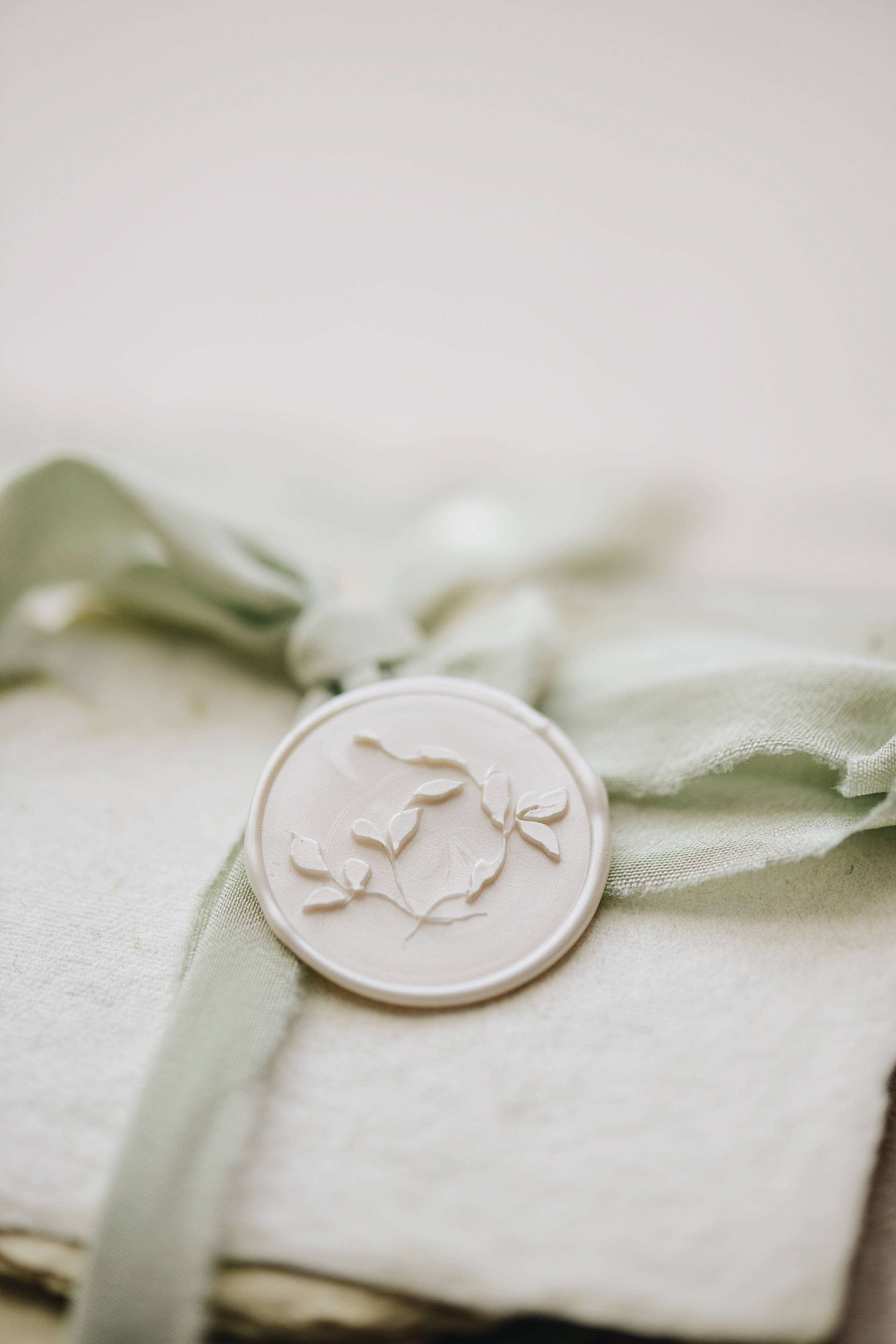 pelargondesign-pearlwhite-wildflower-wax-seal-stamp-dustygreen-silk-ribbon-giftwrapping