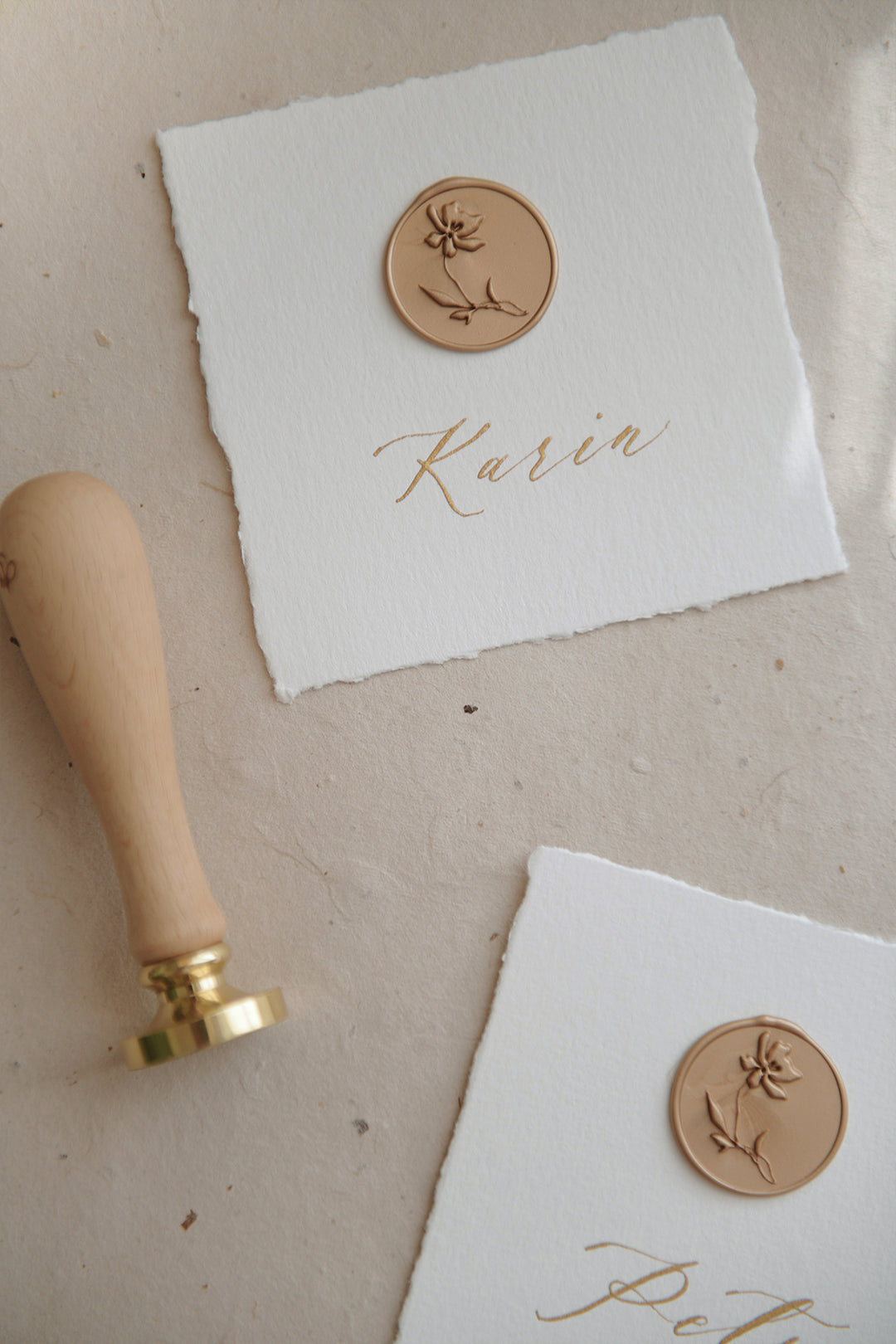 pelargon design-flower gold-wax-seal-wedding place card