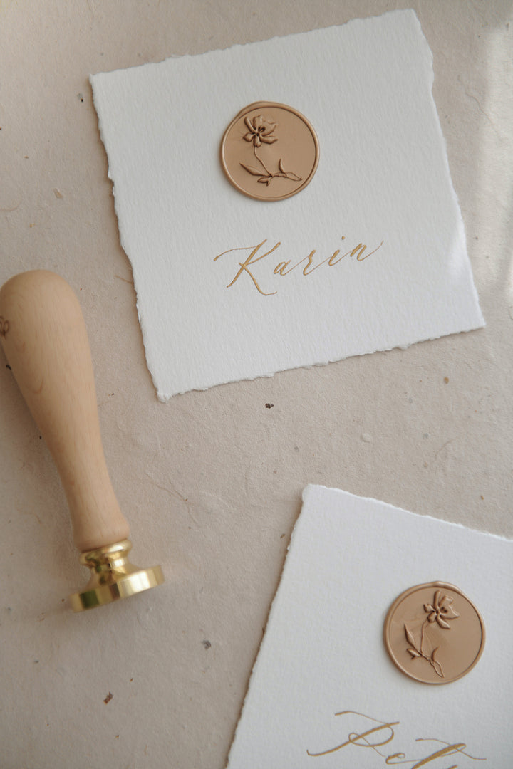 pelargon design-flower gold-wax-seal-wedding place card
