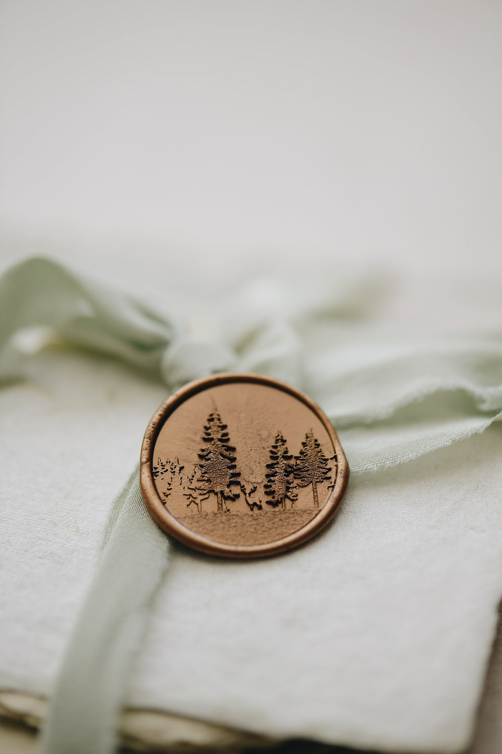 pelargondesign-antiquegold-swedish-forest-wax-seal-stamp-dustygreen-silk-ribbon-giftwrapping