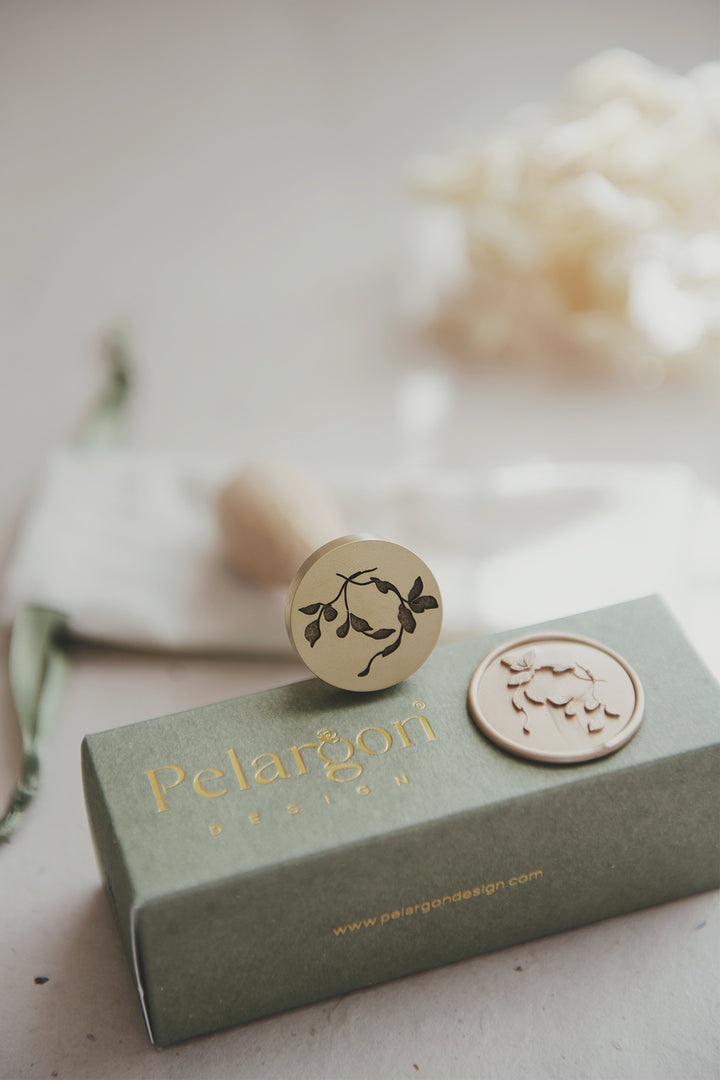 pelargondesign-botanical wildflower wreath-wax-seal-stamp-green packaging