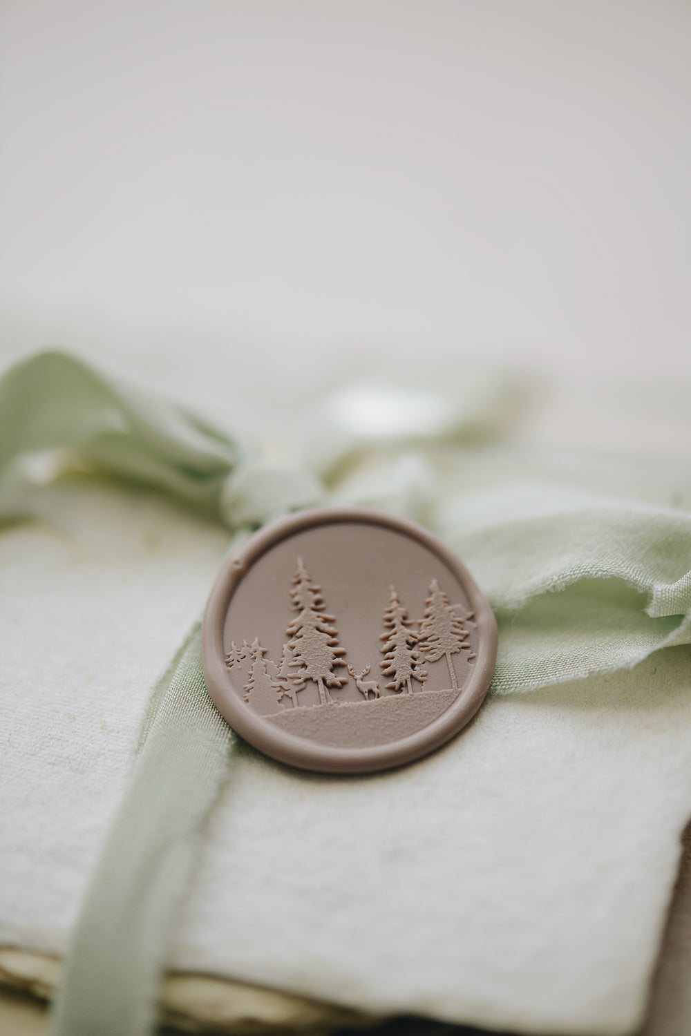 pelargondesign-cacao-chocolate-forest-wax-seal-stamp-dustygreen-silk-ribbon-giftwrapping