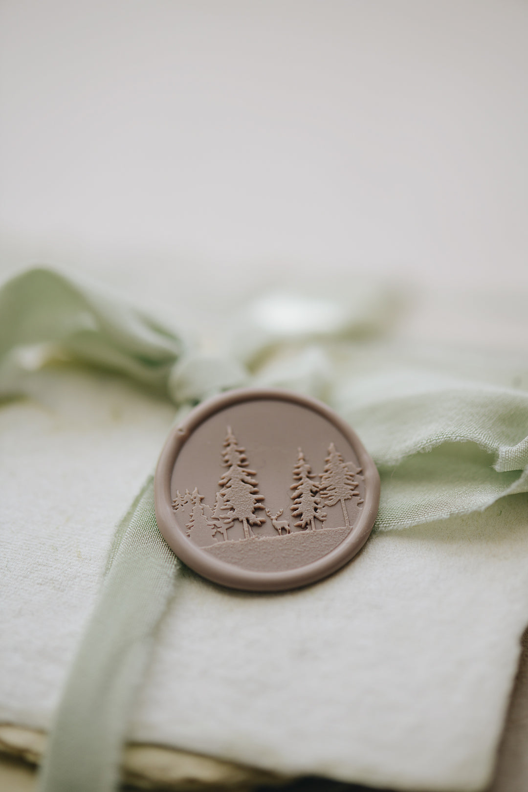 pelargondesign-cacao-chocolate-forest-wax-seal-stamp-dustygreen-silk-ribbon-giftwrapping