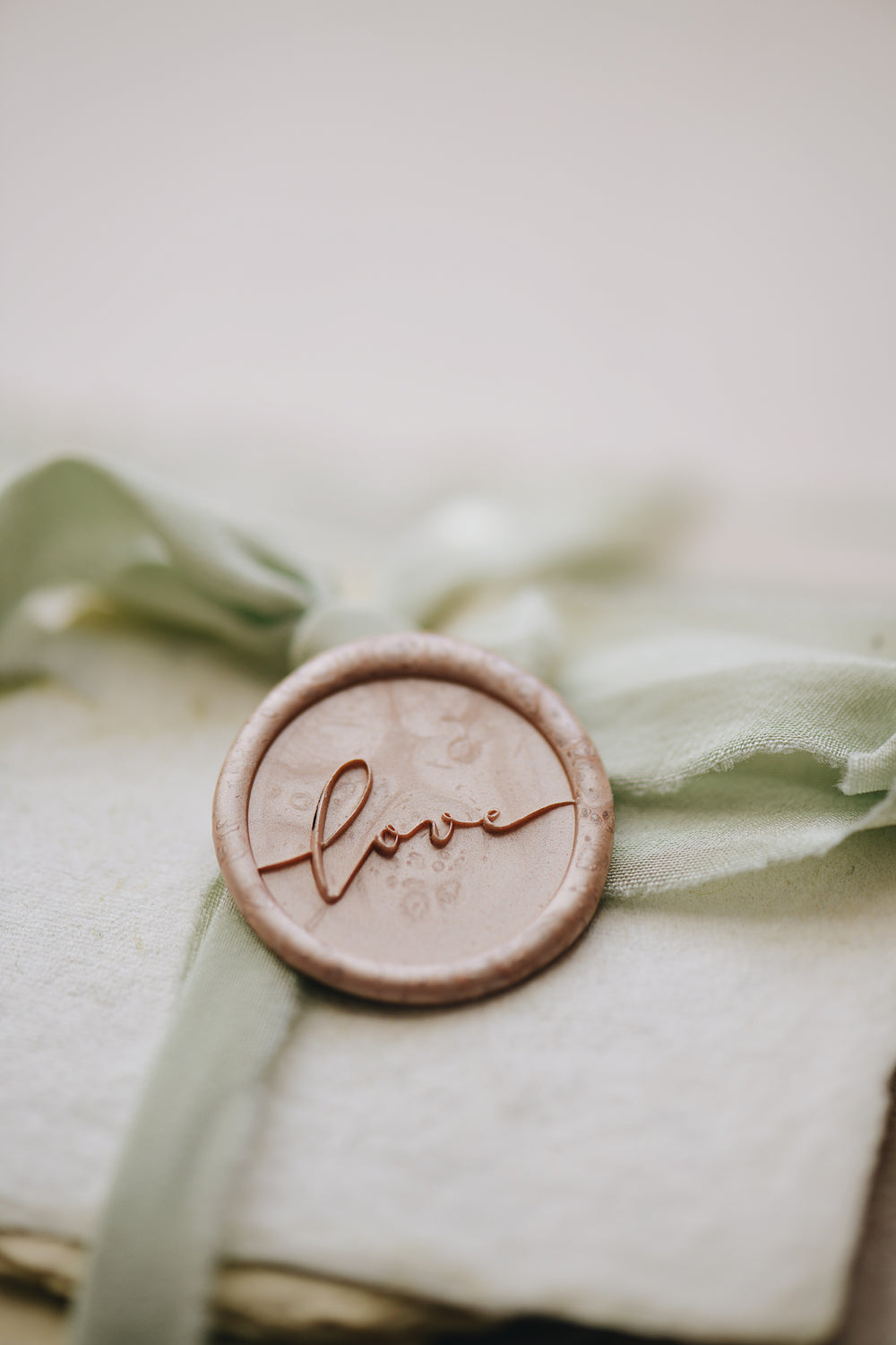 pelargondesign-champagne-gold-love-wax-seal-stamp-dustygreen-silk-ribbon-giftwrapping