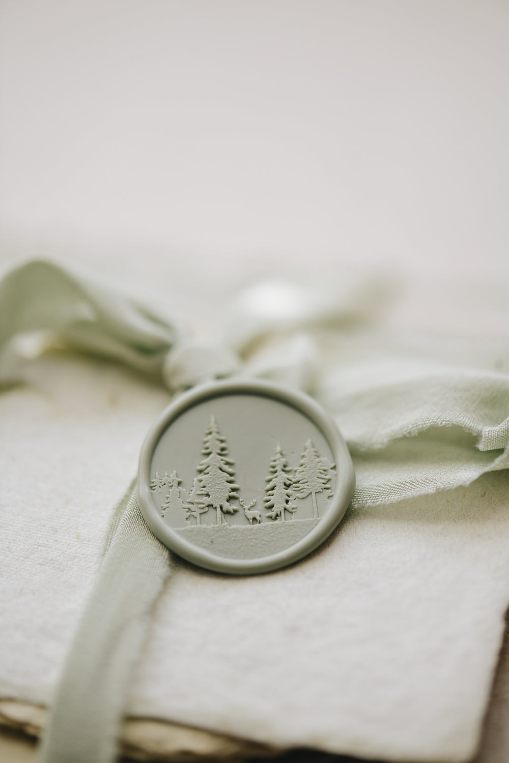 pelargondesign-forest-laurelgreen-wax-seal-stamp-dustygreen-silk-ribbon-giftwrapping