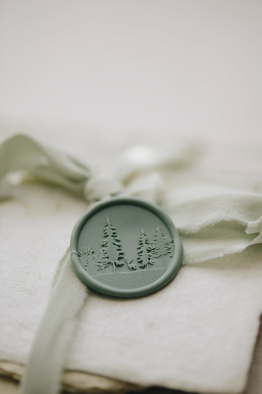 pelargondesign-forest-sagegreen-wax-seal-stamp-dustygreen-silk-ribbon-giftwrapping