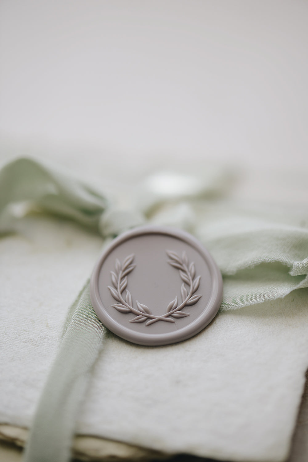 pelargondesign-lilac-olivewreath-wax-seal-stamp-dustygreen-silk-ribbon-giftwrapping