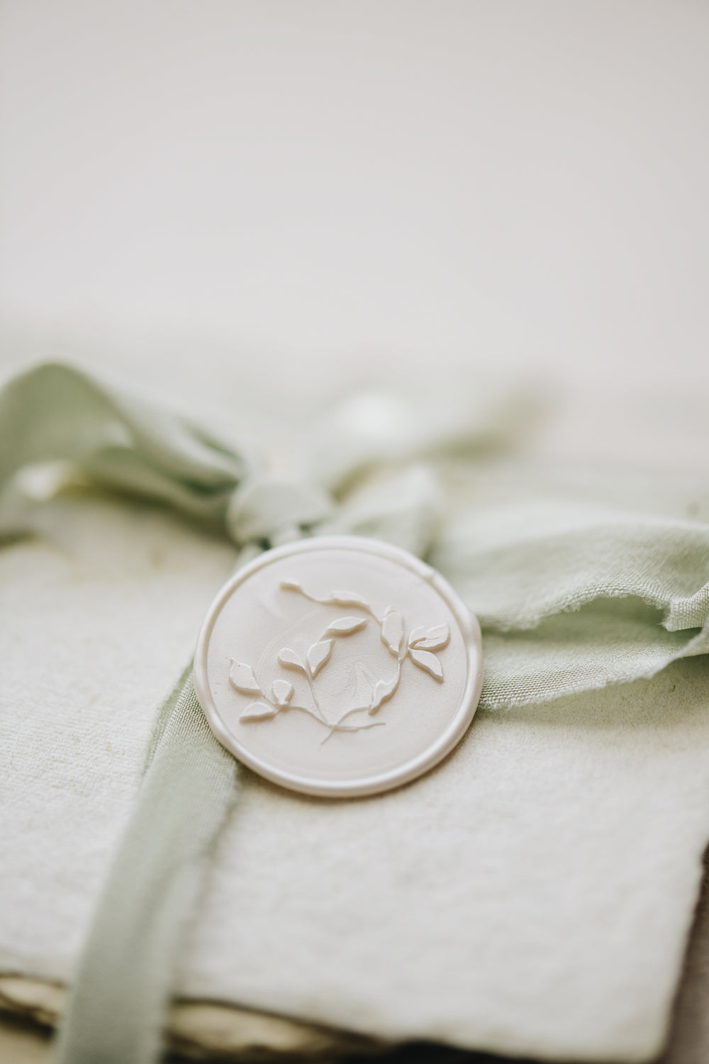 pelargondesign-pearlwhite-wildflower-wax-seal-stamp-dustygreen-silk-ribbon-giftwrapping