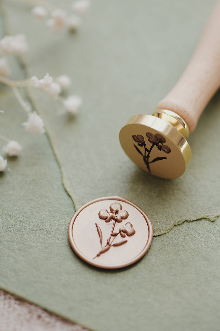 pelargondesign-pelargon flower_-wax-seal-stamp on green envelope