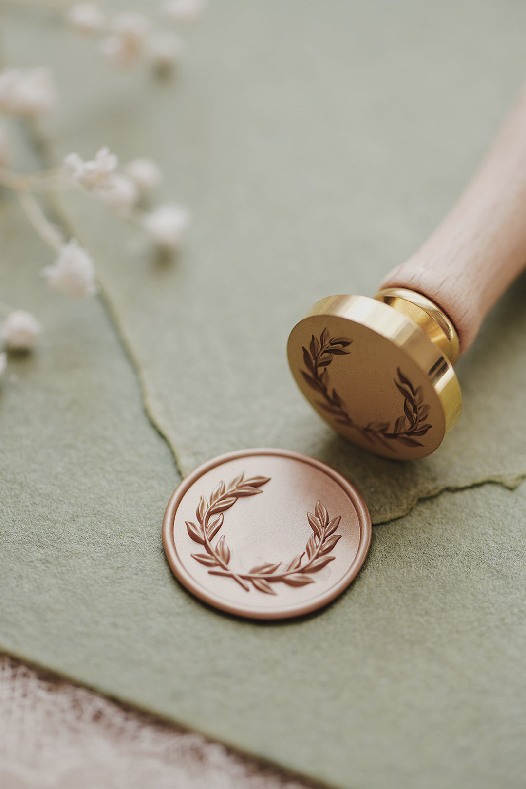 pelargondesign-wax-seal-stamp-for-wedding-invitation-olivewreath-woodhandle