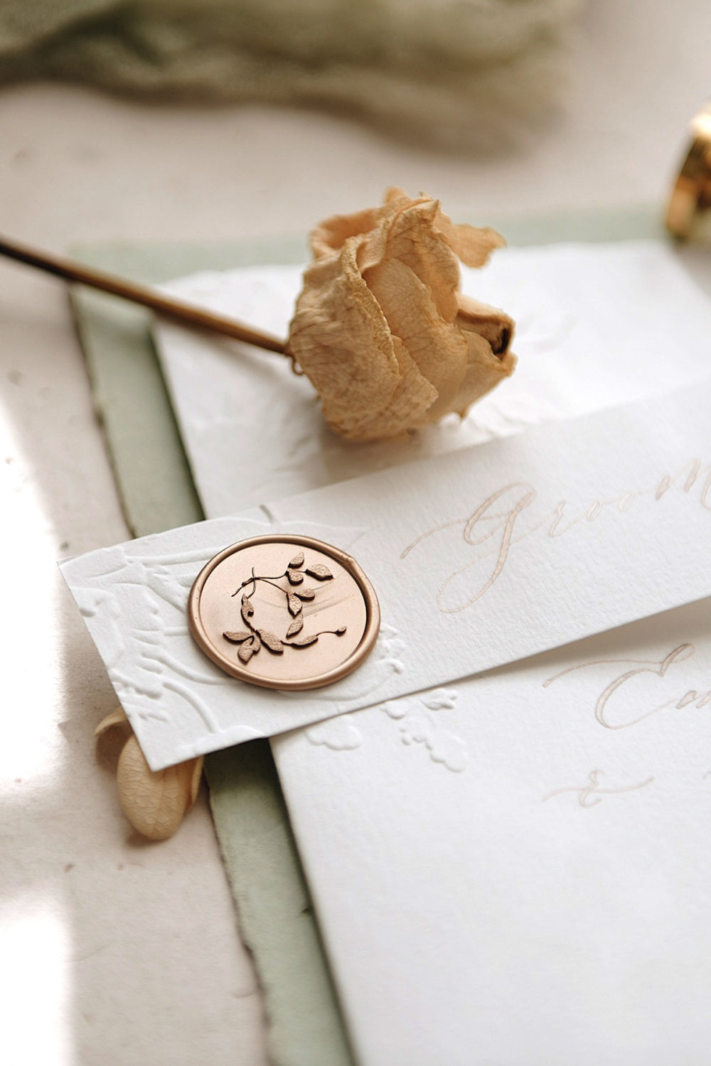 pelargondesign_gold_sealing_wax_wildflower_flower_wax_seal_flat_lay_styling